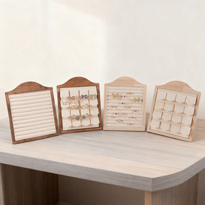 Elegante Espositore Verticale per Orecchini in Legno Massello Color Noce per Gioiellerie - Product Image 1