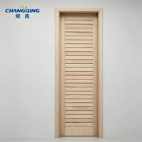 Porte intérieure moderne en bois composite à persiennes, apprêtée blanche, pour la décoration d'appartements