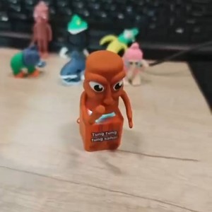 Llavero Tung Sahur, decoración de escritorio, botón de presión, juguete para aliviar el estrés, figura Meme creativa, Colección italiana Brainrot, ventas al por mayor - Product Image 4