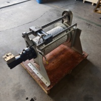 Treuil hydraulique avec système de guidage de corde, adapté à l'utilisation sur yachts/parapentes/towage de parachutes en mer.