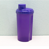 Bouteille shaker de sport portable en plastique de 500 ml, personnalisable OEM, pour protéines, avec ouverture directe pour boire, idéale pour le camping.