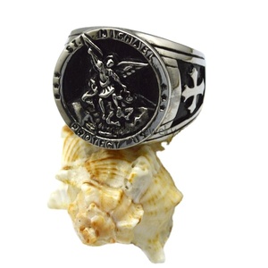 Bague vintage Battle Angel <span class=keywords><strong>Michael</strong></span> en acier inoxydable avec placage or, signet ST. <span class=keywords><strong>MICHAEL</strong></span> PROTECT US avec croix - Product Image 1