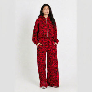 Conjunto de dos piezas para mujer al por mayor con estampado de leopardo rojo, sudadera con capucha y cremallera, y pantalones de cintura alta de pierna ancha para deporte y uso casual. - Product Image 1