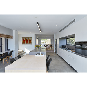 Villa moderna de madera con paredes de vidrio y espacio exterior para estar al aire libre - Product Image 3
