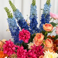Arrangements floraux luxueux de haute qualité en roses roses et jaunes et en delphinium pour l'allée de mariage, les centres de table