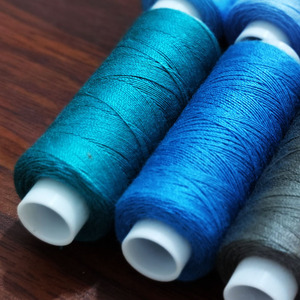 Bobine <span class=keywords><strong>de</strong></span> <span class=keywords><strong>fil</strong></span> <span class=keywords><strong>à</strong></span> <span class=keywords><strong>coudre</strong></span> en polyester <span class=keywords><strong>de</strong></span> couleur unie, 250 codes, 30 couleurs, pour couture DIY, vente en gros - Product Image 4