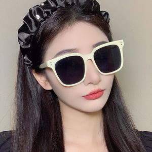 Lunettes de soleil en plastique rose, protection UV400, type 3 verres, monture carrée unisexe, lunettes de soleil tendance pour un usage quotidien - Product Image 2