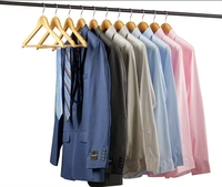 Vente en gros de cintres avec logo personnalisé cintres ménagers en bois antidérapants pour la présentation des vêtements