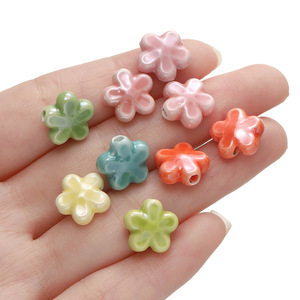 Perles de fleurs en céramique à 5 pétales, brillantes, en vrac, pour la fabrication de bracelets, accessoires de bijoux DIY, polies à la main, origine Yiwu - Product Image 4