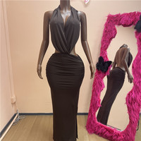 Robe longue élégante à col halter pour femme, avec haut court asymétrique à une épaule et dos nu, et jupe plissée à la taille, ensemble d'été