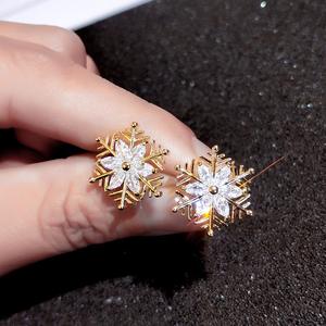Orecchini a forma di fiocco di neve placcati in oro con strass di cristallo taglio marquise per donna, gioielli classici alla moda, idea regalo - Product Image 4