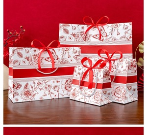 Sacs cadeaux floraux rouges élégants en papier avec poignée en ruban, 4 tailles, pour anniversaires, mariages, festivals, achats en gros, magasins - Product Image 3