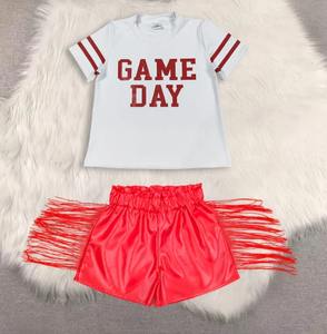 Conjunto Moderno para el Día del Partido: Camiseta con Estampado Gráfico y Shorts Negros con Flecos de Cuero, Ropa Estilo Western - Product Image 5