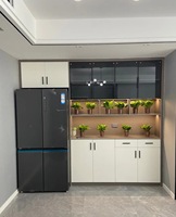 Armoire intégrée au réfrigérateur en bois massif de style maison d'hôtes, écologique, avec un design moderne, chaise de salle à manger personnalisée