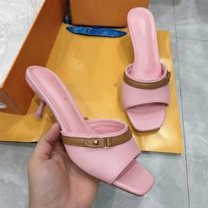 Chaussures de créateur de luxe minimalistes en gros de Guangzhou pour femme, à talon moyen, rose pastel, bout ouvert, en cuir souple avec doublure en cuir, pour l'été et le quotidien - Product Image 2