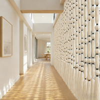 Décoration murale en macramé moderne à pampilles sphériques, personnalisable pour les espaces commerciaux et les projets de design à grande échelle