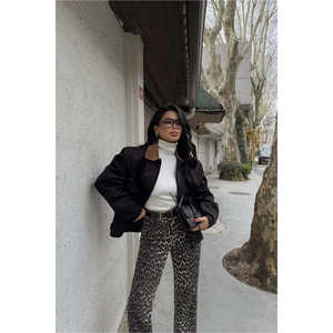 Chaqueta Negra para Mujer con Cierre y Detalle de Bolsillo - Product Image 1