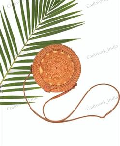 Sac en rotin rond fait main de qualité supérieure, motif tressé, sac Bali, sac fourre-tout élégant pour un usage quotidien, disponible à la vente - Product Image 3