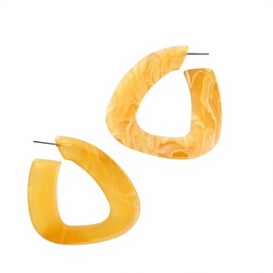 Boucles d'oreilles créoles tendance en résine noire, qualité supérieure, acrylique vintage, bijoux fantaisie mignons et originaux pour femme, idéales pour un anniversaire - Product Image 4