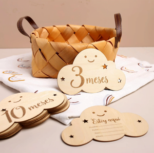 Set de Marcadores de Etapas de Madera con Diseño de Nube para Bebés, Hecho a Mano y Ecológico, Diseño Moderno para Fotos del Crecimiento del Bebé - Product Image 1