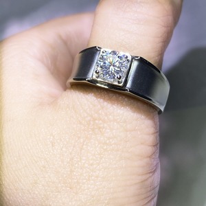 Anello da Uomo con Diamante Solitario Taglio Rotondo 2.01Ct, Oro Rosa 18K, Fascia Larga Liscia, Gioiello di Lusso per Gentiluomini, Ideale per Matrimoni - Product Image 2
