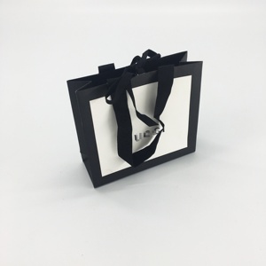 Haute qualité design personnalisé surface texturée <span class=keywords><strong>blanc</strong></span> mat <span class=keywords><strong>et</strong></span> <span class=keywords><strong>noir</strong></span> papier sac à provisions - Product Image 5