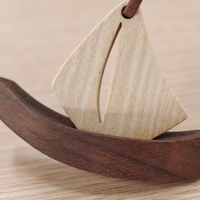 Diffuseur d'huiles essentielles en bois fait main de qualité supérieure en forme de bateau à voile, pendentif désodorisant pour voiture, ornement suspendu, OEM/ODM disponible
