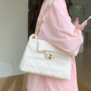 Sac à bandoulière en chaîne avec motif diamant blanc, fermeture à loquet souple, sac fourre-tout pour femme, collection printemps 2024 - Product Image 4
