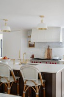 Meubles de cuisine modernes en bois grainé sur mesure, ensemble d'îlots modulaires bicolores anthracite avec étagères ouvertes pour loft et duplex