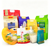 Sacs d'emballage pour riz en plastique imprimés par gravure personnalisée 1kg 5kg 10kg, en papier kraft, à soufflet à quatre côtés, résistants à l'humidité et à l'oxygène, avec poignée