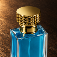 Flacon de parfum rectangulaire en verre personnalisé de 50 ml avec base épaisse et capuchon doré texturé pour l'emballage de parfums