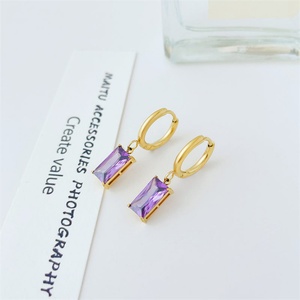 Boucles d'oreilles créoles plaquées or 18 carats avec pendentif zircon délicat, style mode - Product Image 4