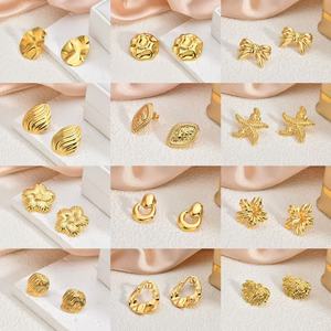 ต่างหูสแตนเลสชุบทอง 18K หลายแบบ โบว์ ปลาดาว ดอกไม้ รูปทรงไม่สม่ำเสมอ หยักศก เรียบหรู ซ้อนกันได้ - Product Image 3