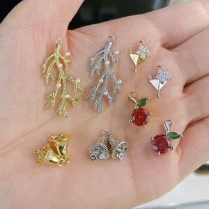 CZ9046 18k Plaqué Or Émail Notre Dame Puffy Coeur CZ Arc Arbre Branche Cloches De Noël Martini Fleur Coupe Poivre Charme Pendentifs - Product Image 3