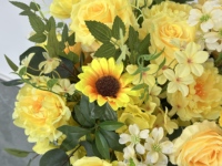 Arrangement de fleurs artificielles jaunes décoratives avec un grand support pour la décoration de mariage, de fête, d'hôtel, de table ou d'événement