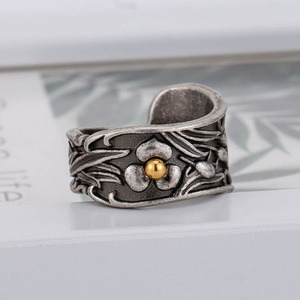 แหวนสแตนเลสลายดอกไม้ วงกว้าง สไตล์เรโทร เครื่องประดับผู้ชาย ของขวัญสำหรับโอกาสต่างๆ ประดับด้วยหินสังเคราะห์ XYR0016 - Product Image 2