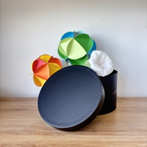 Boîte à fleurs ronde noire de luxe personnalisée en gros, boîte cylindrique pour chapeau avec logo personnalisé pour l'emballage de bouquets de fleuristes - Product Image 6