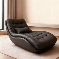 Fauteuil lounge en cuir élégant, siège rembourré confortable et lisse pour la détente à la maison