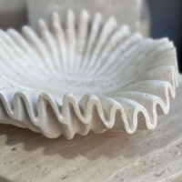 Lavabo à main en marbre naturel en forme de coquille, surface solide ronde, avec un design contemporain et écologique pour les comptoirs et les meubles-lavabos