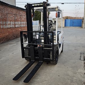 Montacargas Usado TCM FG25 de 2.5 Toneladas, con Sistema Hidráulico de Desplazamiento Lateral, Mástil de Dos/Tres Etapas, Neumáticos Neumáticos/Sólidos, Horquillas de 1070x125x45mm - Product Image 2