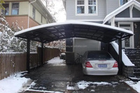 Cochera Doble de Policarbonato con Estructura de Aluminio, Impermeable y Duradera, Solución para Estacionamiento y Almacenamiento al Aire Libre