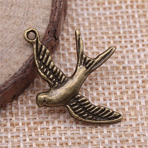Colgante de golondrina en vuelo de 29x21mm, de aleación de zinc con acabado en plata envejecida, <span class=keywords><strong>para</strong></span> tobillera estilo tatuaje náutico - Product Image 4