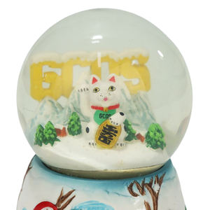 Globo de nieve de cerdas de resina personalizado, gato de la suerte con montaña grande de invierno - Product Image 2
