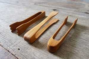 Pinces en bois pour la cuisine, le service, la grillade et la manipulation des aliments, fabriquées à la main à partir de bois naturel durable, conçues pour un usage quotidien - Product Image 5