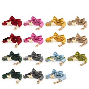 Nuevos productos 2024 collar de perro popular único <span class=keywords><strong>grabado</strong></span> hebilla de oro lindo colorido gamuza cuero pajaritas para perros correas para mascotas - Product Image 1