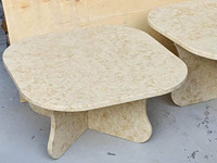 Table basse en marbre doré Toscane, forme nuage irrégulière, design organique, pierre naturelle beige, pour salon et villa