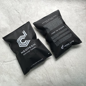 Sacs à fermeture éclair noirs personnalisés avec impression blanche - Emballage durable pour les serviettes et outils de detailing automobile - Product Image 2
