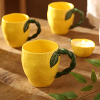 Service de table LovingHome Glaze Color Jaune en forme de citron, comprenant un bol à fruits, une assiette, une tasse et une tasse à café en céramique et porcelaine.