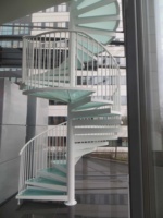 Escalier en colimaçon commercial standard à plan ouvert pour intérieur, avec construction en acier inoxydable et métal, design durable et écologique