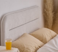 Lit plateforme rembourré avec rangement intégré pour chambre moderne